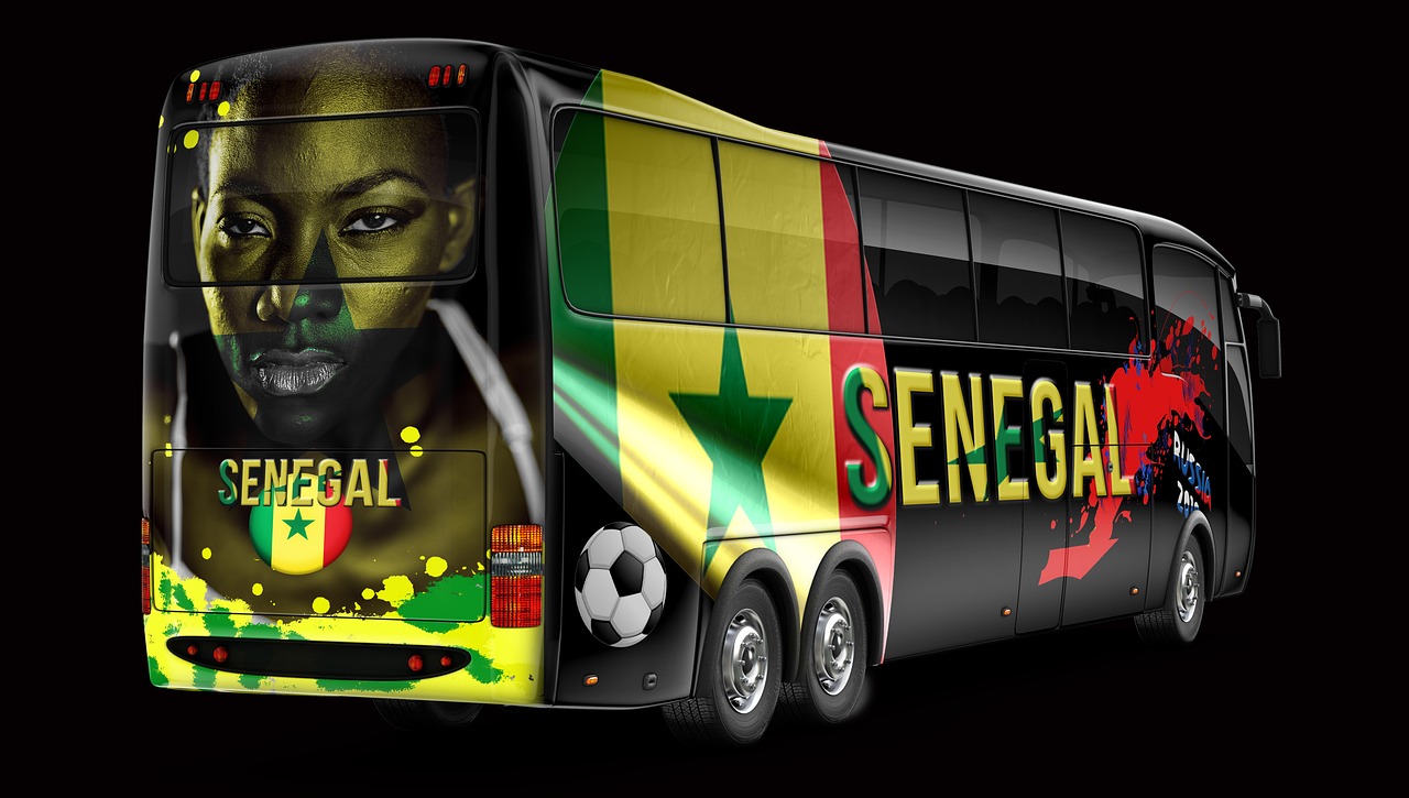 image d'un bus avec un dessin de lion et les couleurs du drapeau du Sénégal